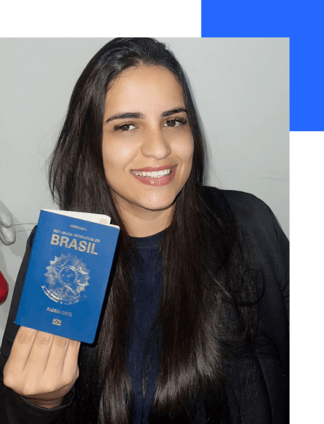 Membro da empresa One Vistos sorrindo e segurando um passaporte americano