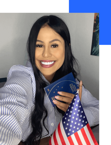 Membro da empresa One Vistos sorrindo e segurando um passaporte americano